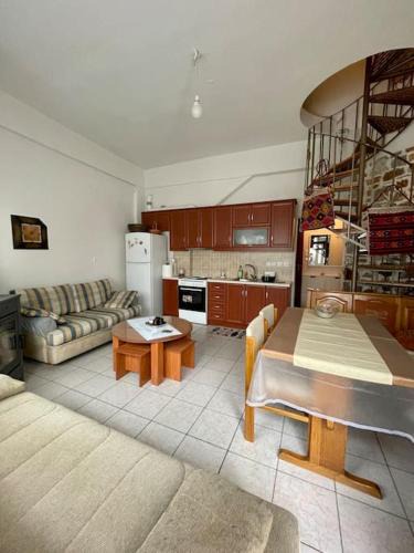 Manikia House | Όμορφο κατάλυμα στην κεντρική πλατεία του χωριού