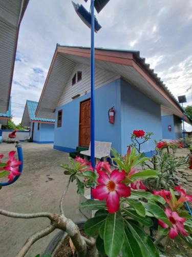 Krathum Baen Hotel | บ้านสายรุ้ง กระทุ่มแบน