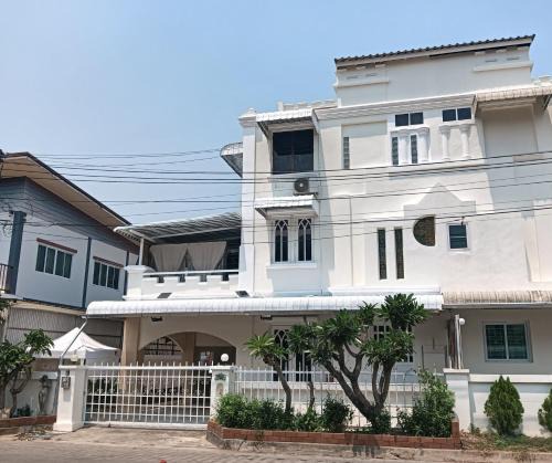 Wat Ket Villa | บ้านสุขใจ