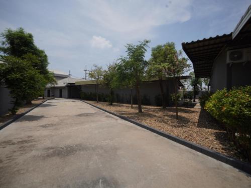 Nong Chaeng Hotel | โรงแรมทูมอร์โรว์แลนด์ อมตะนคร