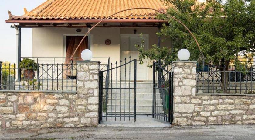 Neromilos House | 116 m² House ∙ 5 bedrooms ∙ 11 guests