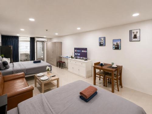 Silom Apartment | 1BR 50sqm Sleeps 4 Near BTS & Nightlife