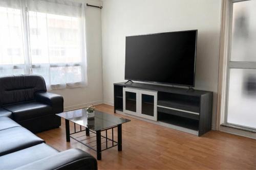 Ramkhamhaeng Apartment | 2-Bedroom Apartment Near The Mall Bangkapi-With Pool and Gym - Fully Equipped Kitchen
