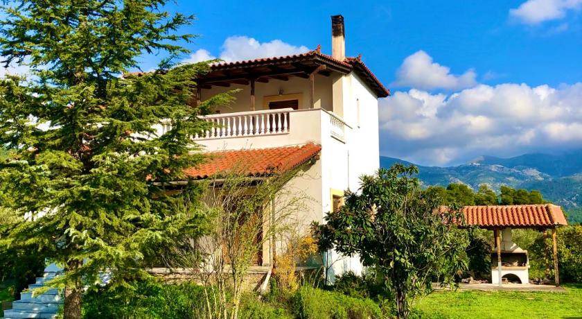 Dirfys-Messapia Villa | 220 m² Villa ∙ 4 bedrooms ∙ 8 guests