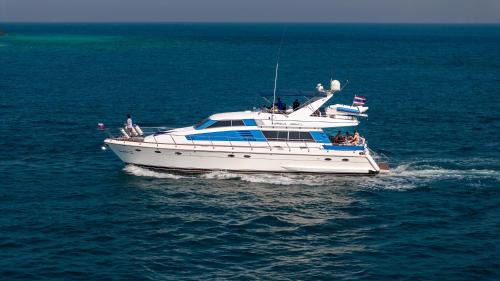 Na Chom Thian Boat Rental | 24-hour island hopping cruise on a yacht