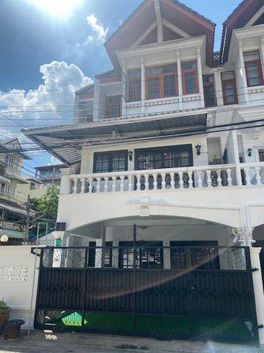 Thung Wat Don Villa | 250 m² Villa ∙ 5 bedrooms ∙ 14 guests