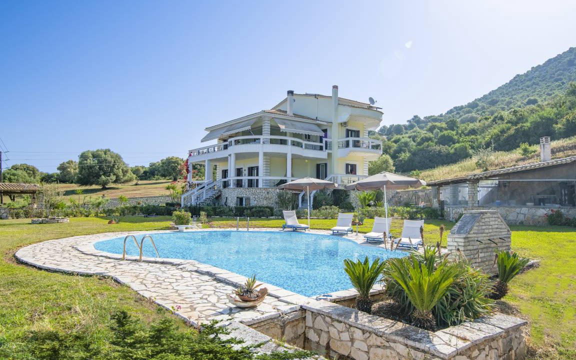 Monastiraki Resort | 280 m² Luxury rental ∙ 5 bedrooms ∙ 10 guests
