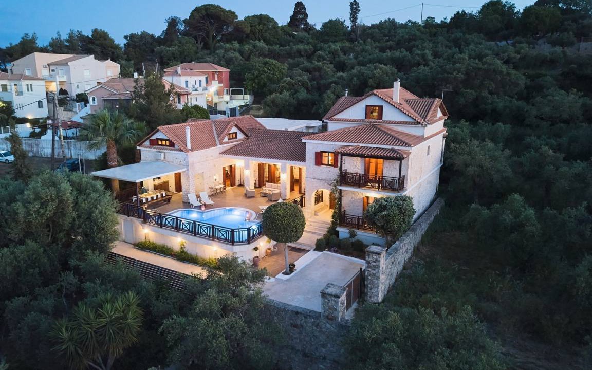 Akrotiri Villa | 300 m² Villa ∙ 5 bedrooms ∙ 12 guests