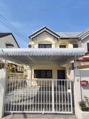 Bang Na House | 3Bed 2Bath, Pet friendly, 5min drive to BTS Udomsuk