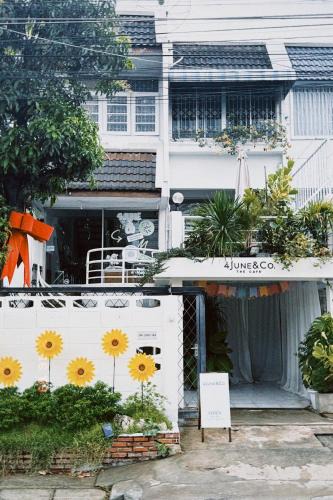 Ramkhamhaeng House | 4 JUNE&CO The cafe