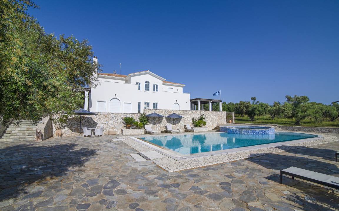 Killini Resort | 465 m² Luxury rental ∙ 4 bedrooms ∙ 8 guests