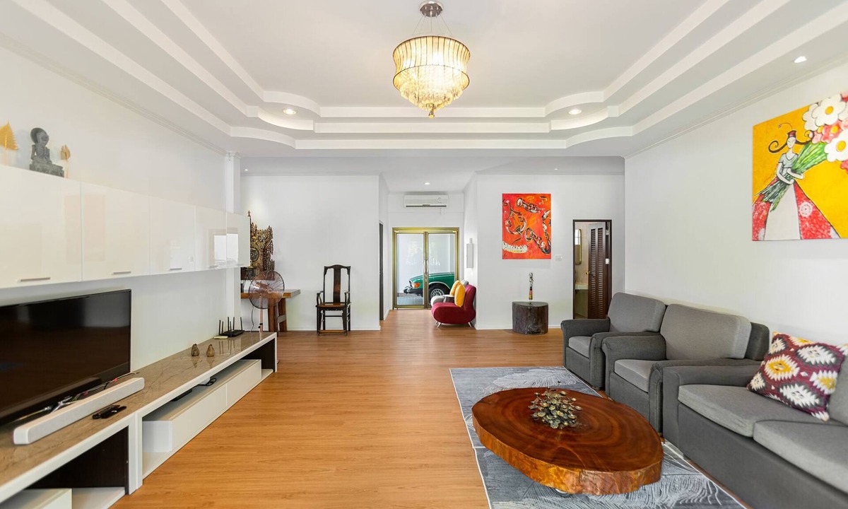 Chalong Villa | 5 bedrooms Private Pool Villa with large kitchen and large garden