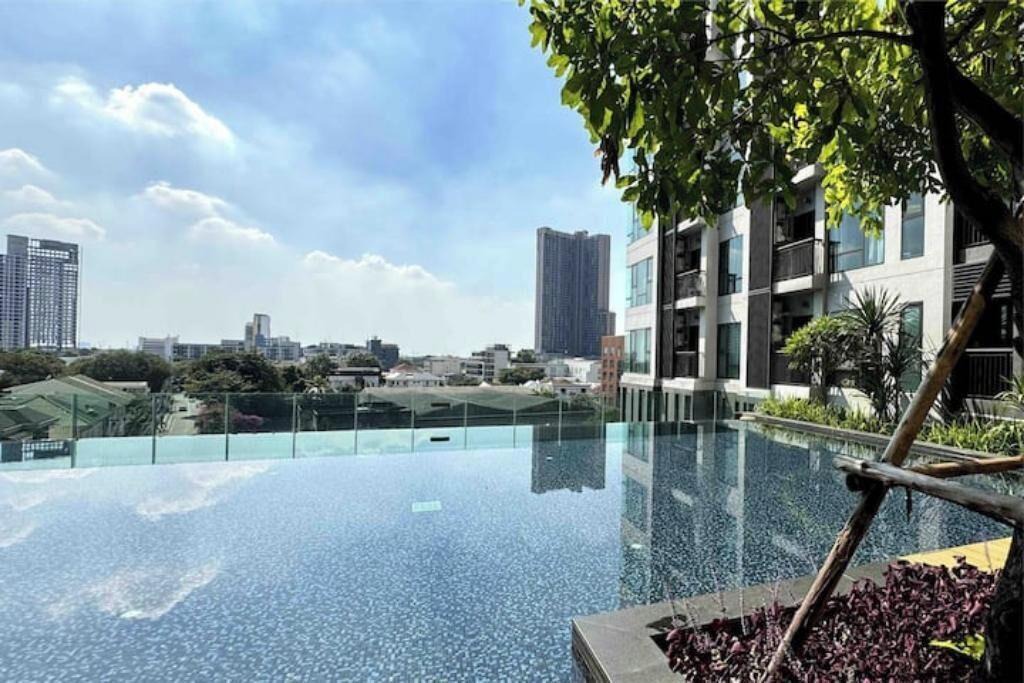 Sukhumvit Apartment | 5min to BTS-7eleven- Pool Kitchen Gym Sunrise view