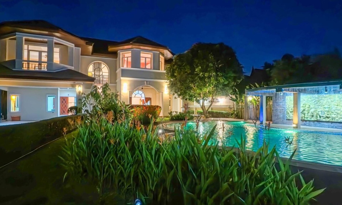 Kathu Villa | 7 Bedroom Pool Villa in Kathu SV1