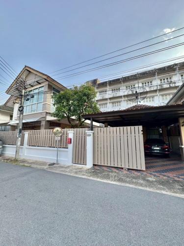 Ramkhamhaeng House | 8Pax Spacious Private Home near The Mall Bangkapi