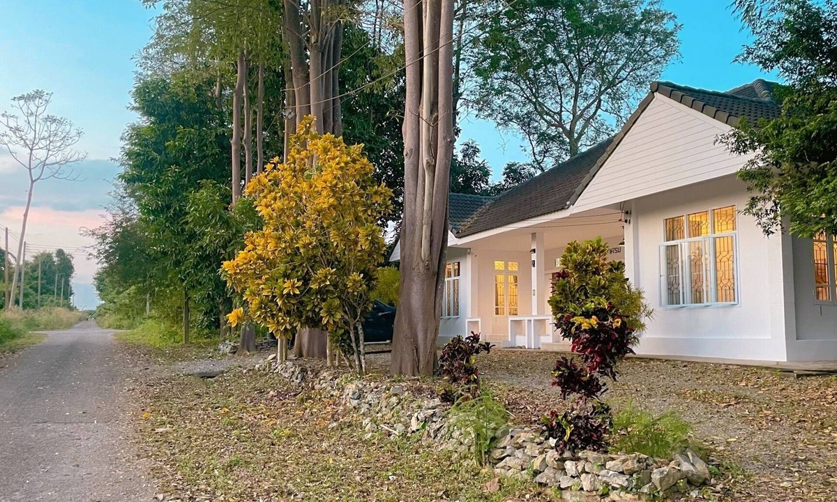 Ban Pa Yang House | A cozy 4-bedroom house for up to 8 people, near Suratthani Railway Station.