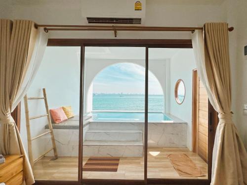 Koh Lan Resort | All at Sea Kohlarn