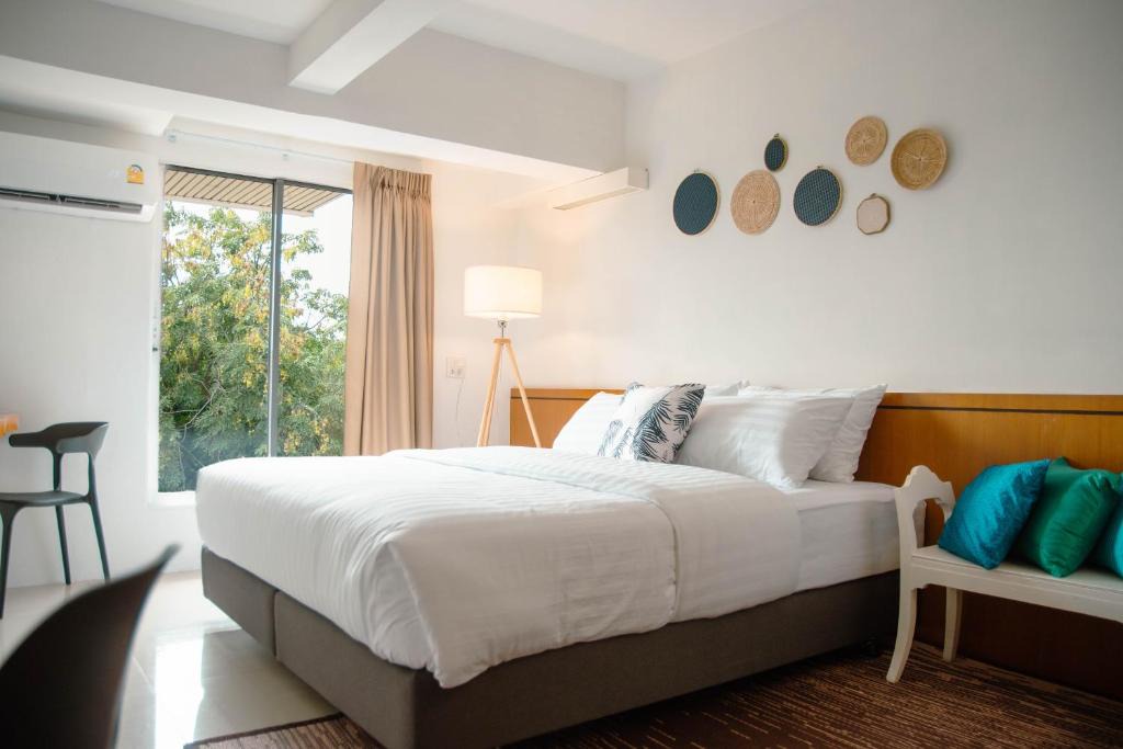 Phra Athit Hotel | Alley & Pier