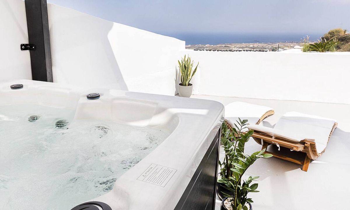 Fira Apartment | Anna's Cave suite with Indoor and Outdor Jacuzzi and Sea view.
