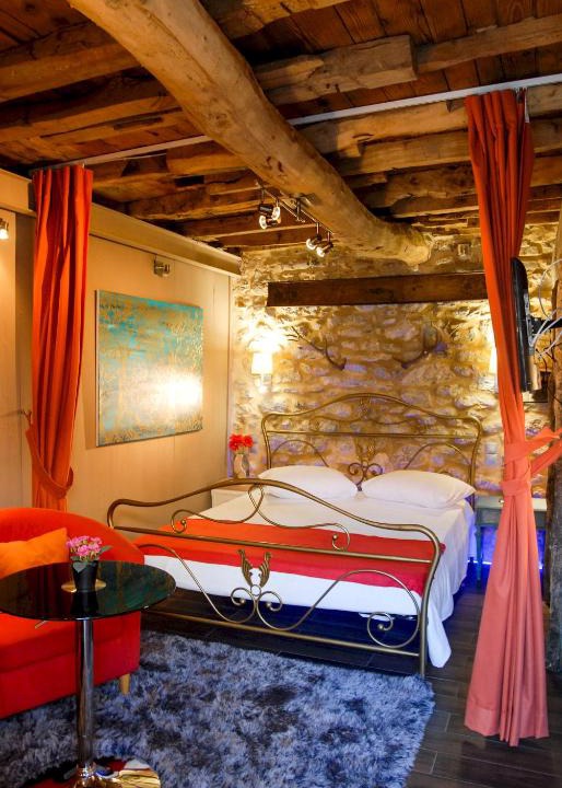 Dimitra Arkadias Apartment | Antique Luxury Groundfloor Suite