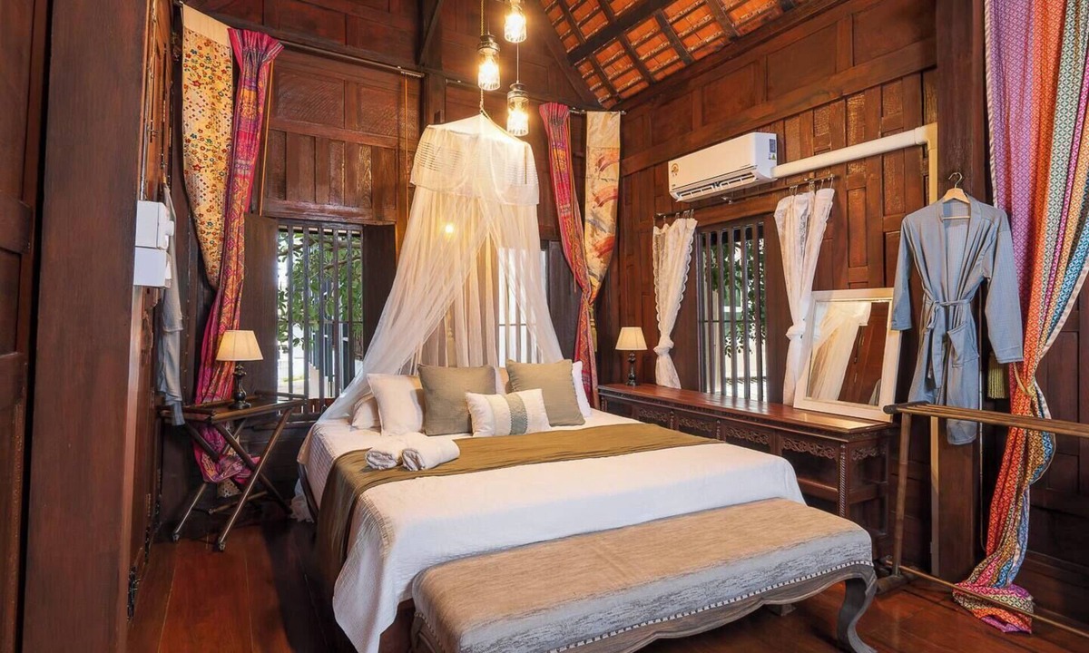 Nong Kae House | Antique Teak House Sleeps 5 | Private Pool | AC Both Floors | 10min to Beach