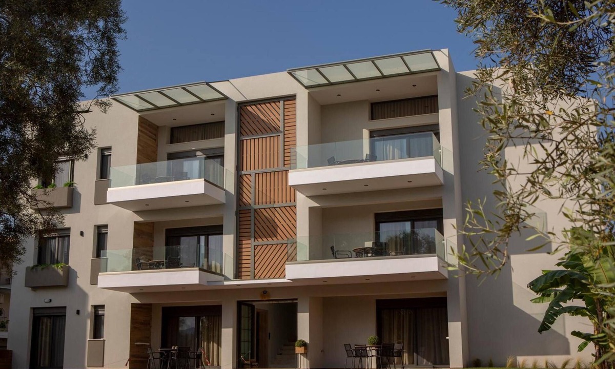 Lefkada Town Apartment | Apartment 'Elfam City Suite B' with Shared Terrace, Wi-Fi and Air Conditioning