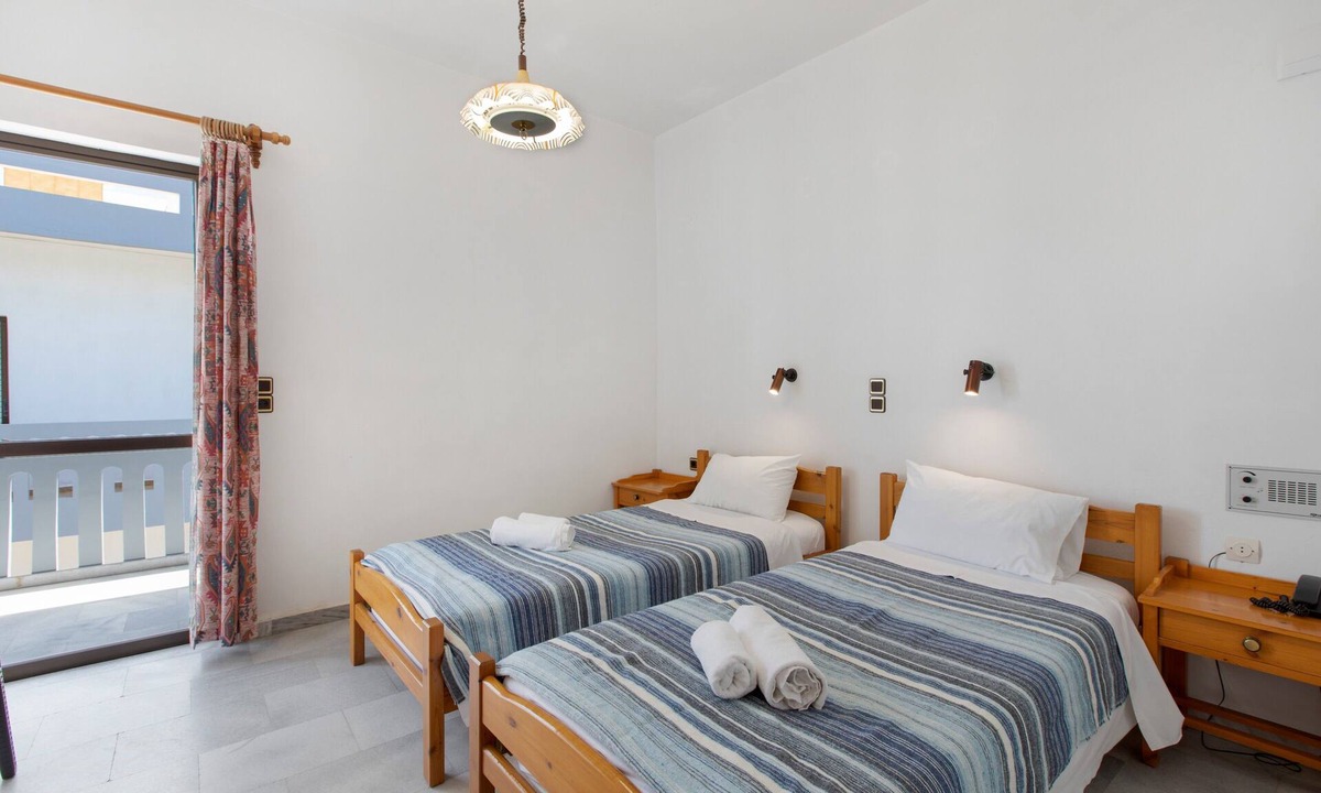 Agia Marina Apartment | Apartment 'Popi 4 Adults' with Mountain View, Wi-Fi and Air Conditioning