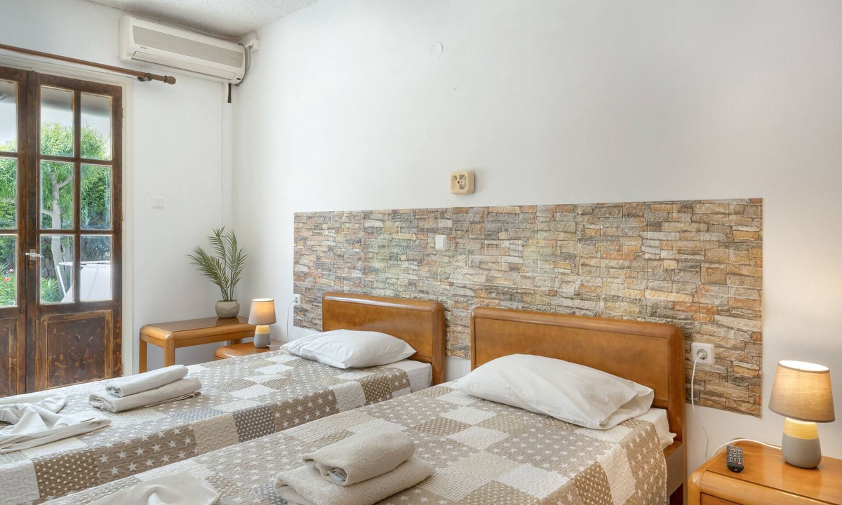 Kalymnos Town Apartment | Apartment 'Quadruple Room No 4' with Mountain View, Wi-Fi and Air Conditioning