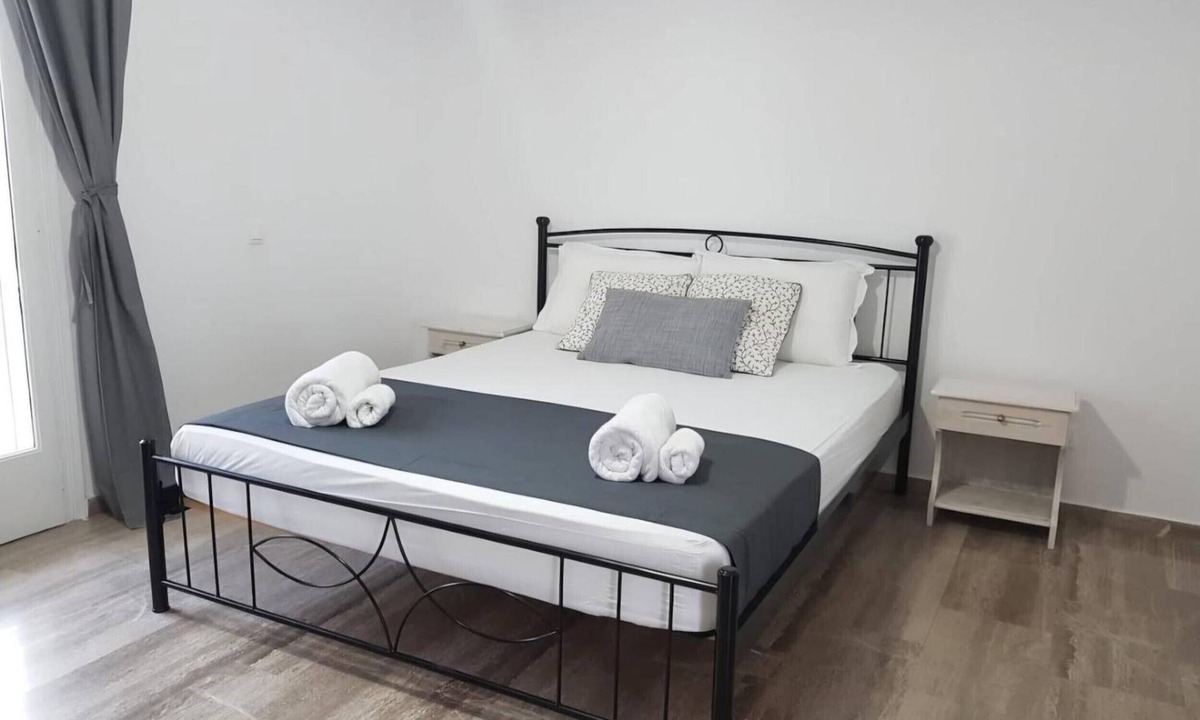 Kamari Apartment | Apartment 'White Wave Studio 3' with Mountain View, Wi-Fi and Air Conditioning