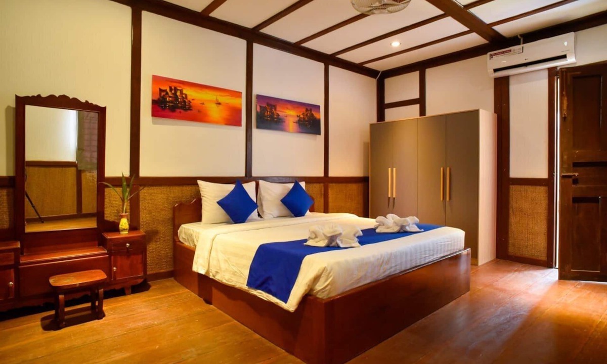 Sangkat Sla Kram House | Authentic Khmer house with Garden View