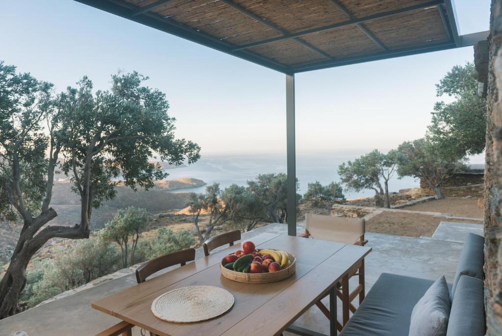 Exomvourgo House | Avdos' olive house - land tales