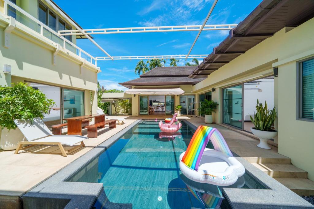 Choeng Thale Villa | Bangtao 6-Bedroom Tropical Resort Villa with Private Pool ideal for groups and families