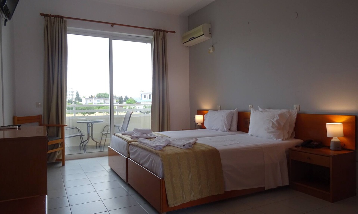 Petaloudes Hotel | Bayside Hotel Katsaras