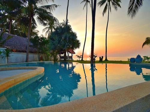 Ko Lanta Villa | Beachfront! 5 Bedrooms - Malee Beach Villa E1