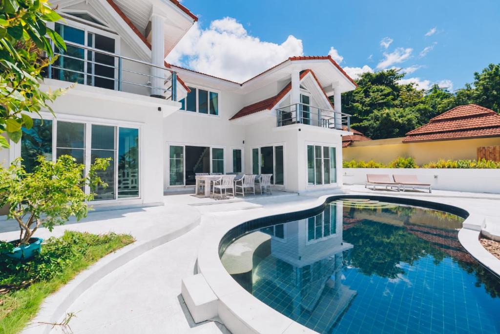 Moo 5 Villa | Beachfront Art Villa Samui
