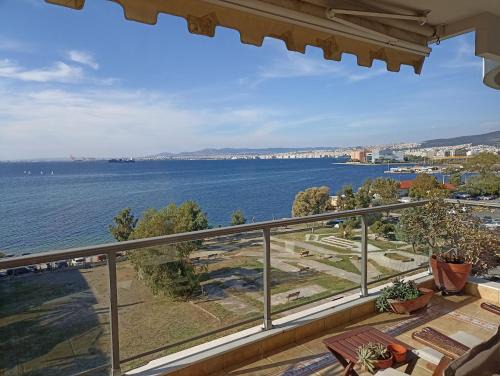 Kalamaria Apartment | Beachfront Family Apartment & free parking, the Cruiseflat