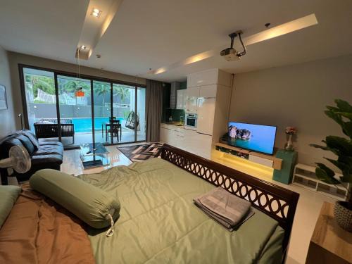 North Pattaya Apartment | Beachfront Luxe with Pool Access and Terrace