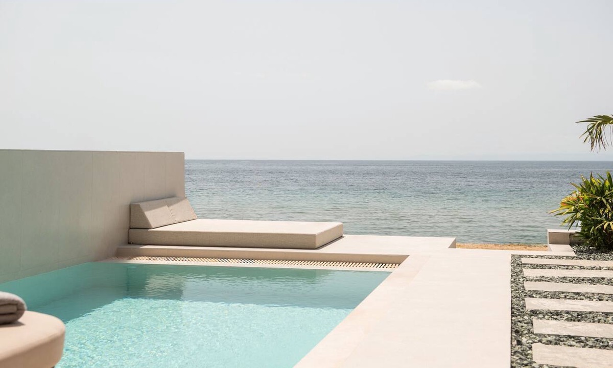 Psakoudia House | Beautiful 3-bedroom beachfront luxury villa with private pool in Psakoudia