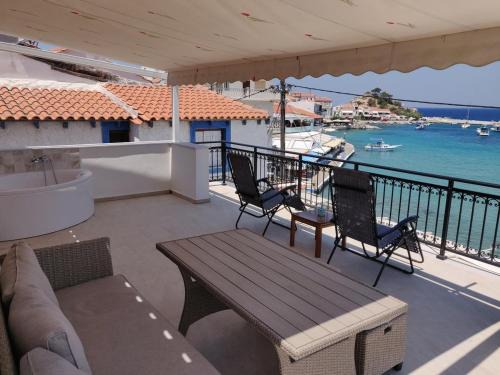 Kokkari Apartment | Beautiful rooftop with a hot tub