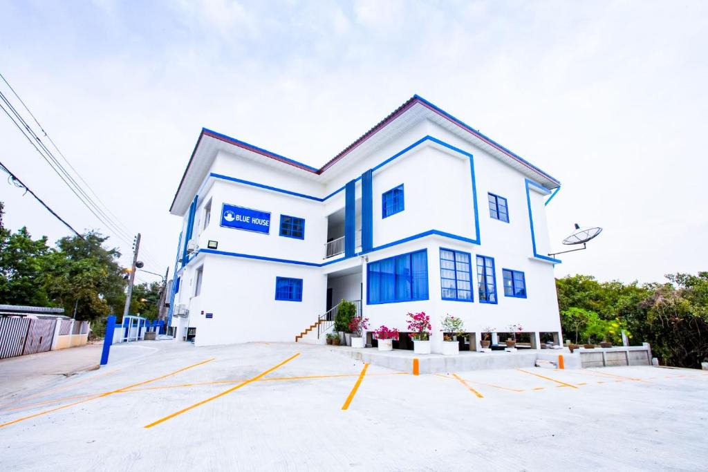 Ang Thong Apartment | Blue House