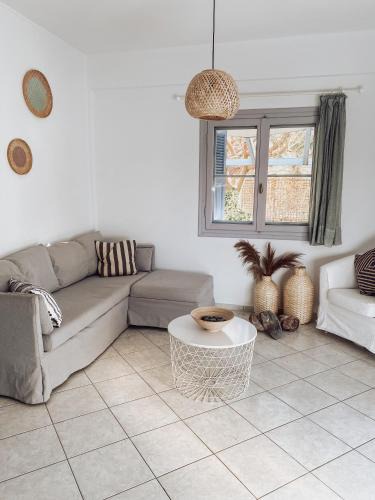 Skala Eresou Apartment | Blue Seaside House with Garden