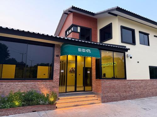 Sattahip Hotel | BOX BOX Hotel and Sports Restaurant