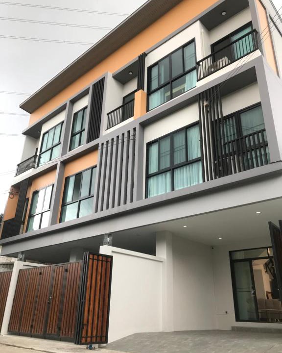 Samsen Nok House | Brand new Townhouse in Huai Khwang W/ 4 king Beds