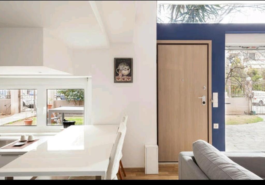 Amarousion Apartment | BRIGHT MEZZANINE FLAT WITH GARDEN