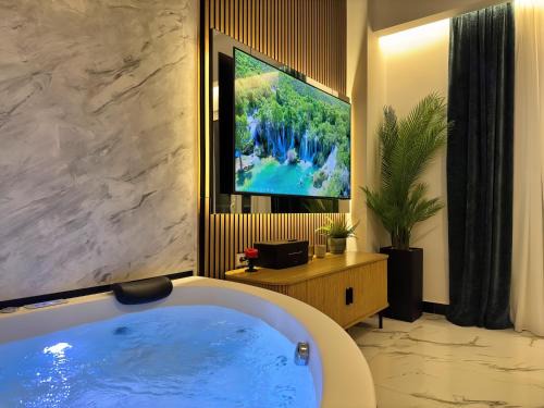 Larissa Apartment | Carpos Luxury Collection - Suite with Jacuzzi and Ancient Theatre View