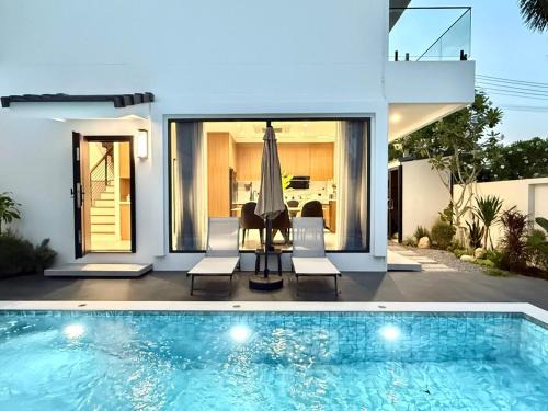 Wat Ket Villa | Chiang Mai, Brand-New, Modern, Luxuriously Decorated, Detached Garden Pool Villa, Close to the Old City and Changkhan Road Night Bazaar, Ideal for Family Team-Building Vacations, Four-Bedroom, Five-Bathroom Villa 09
