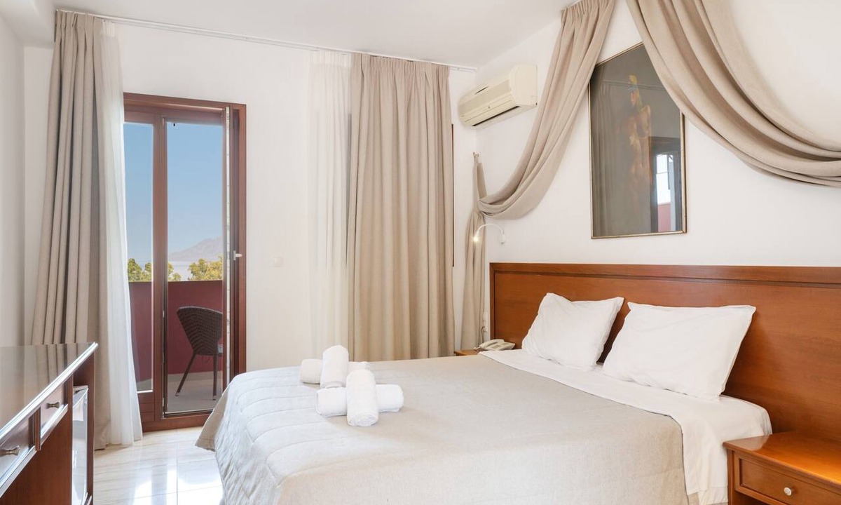 Melissopetra Apartment | Classic Double Room at Hotel Aristotelis with Sea View and Balcony