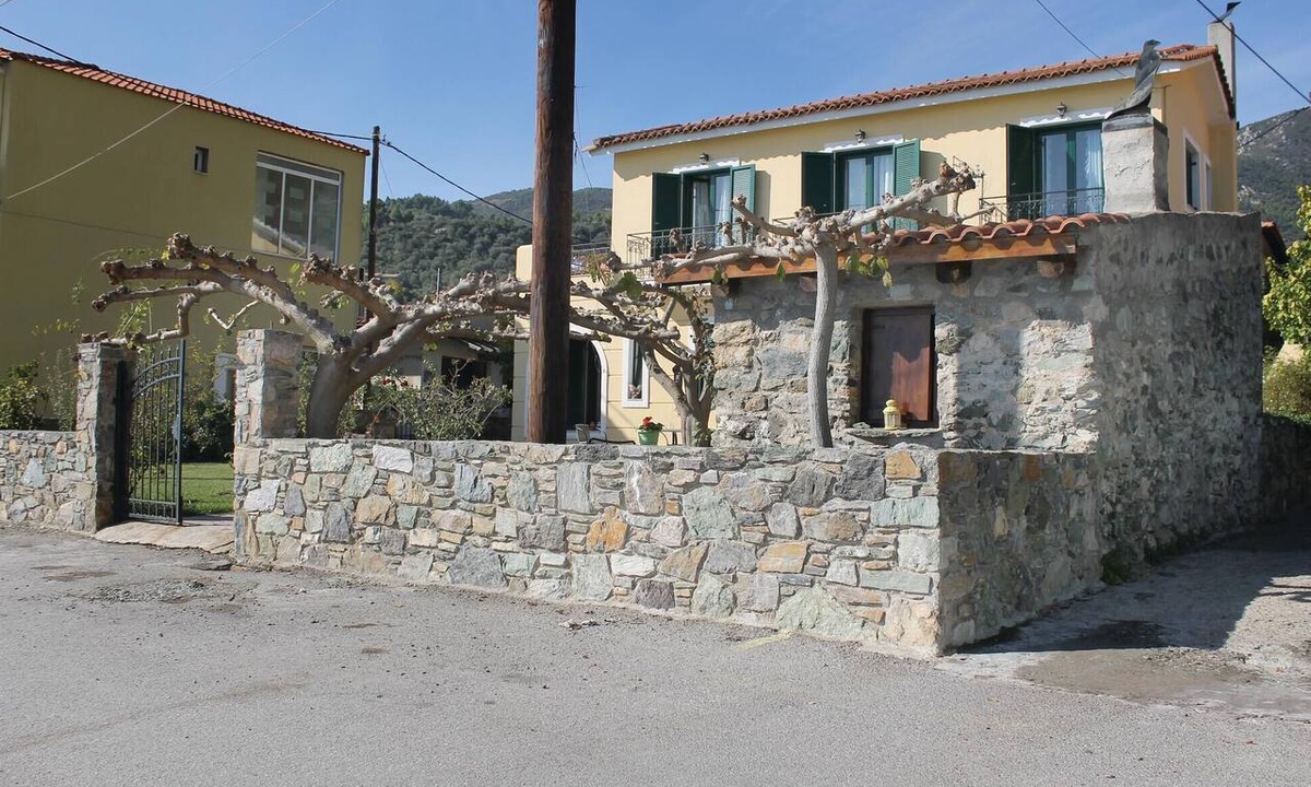 Ilia House | Cozy home in Loutra Aidipsou with WiFi