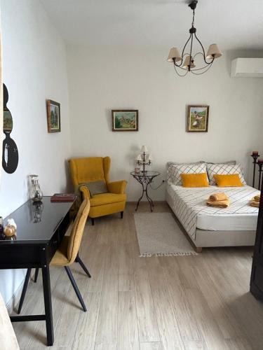 Irakleio Apartment | Cozy house with backyard at Iraklio Attikis