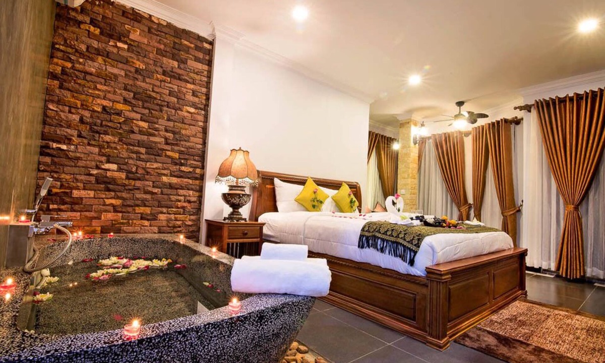 Downtown Siem Reap Hotel | Deluxe Pool view with Breakfast - 02 minutes to Old market area - Free Pick Up